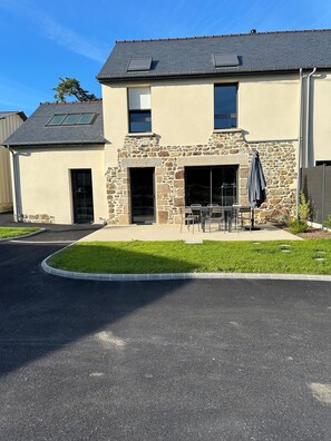 Outdoor dining - Entre Rennes et St Malo Maison en Campagne, Terrasse et Espace Vert (Irodouër)