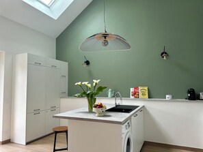 Microwave, oven, stovetop, dishwasher - Entre Rennes et St Malo Maison en Campagne, Terrasse et Espace Vert (Irodouër)