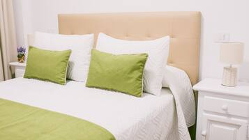 2 slaapkamers, een strijkplank/strijkijzer, internet, beddengoed