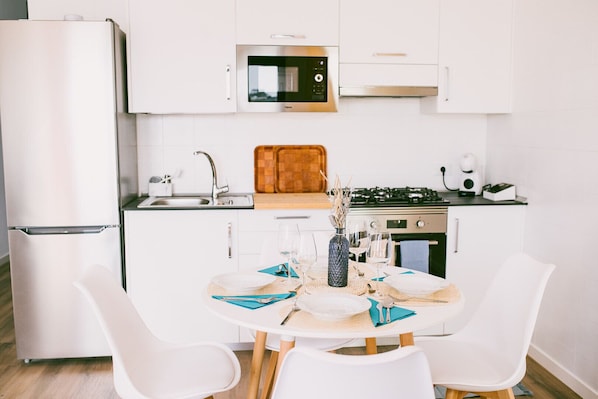 Réfrigérateur, four à micro-ondes, un four, surface de cuisson