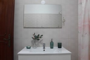 Bidet, toallas, papel de baño