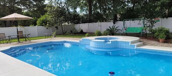 Gorgeous 5 bedroom home w/ pool. Close to Destin Beaches. No cleaning fee!