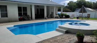 Gorgeous 5 bedroom home w/ pool. Close to  Destin Beaches. No cleaning fee!