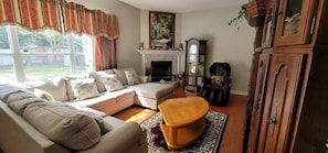TV - Gorgeous 5 bedroom home w/ pool. Close to Destin Beaches. No cleaning fee! (Niceville)