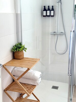 Shower, hair dryer, bidet, towels - Spacious 95 sqm newly renovated vacation home with breathtaking views (Menaggio)