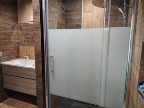Shower, jetted tub, hair dryer, towels