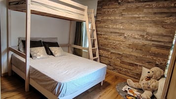3 bedrooms, iron/ironing board, travel crib, WiFi (free)