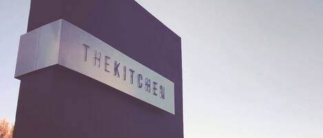 Un letrero en un edificio que dice 'THE KITCHEN'.