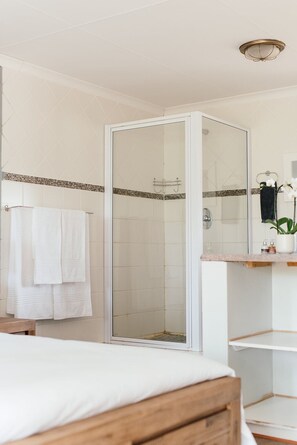 Deluxe Room, 1 Queen Bed, Patio, Garden View | Bathroom - Warm Karoo Bloemfontein (Bloemfontein)