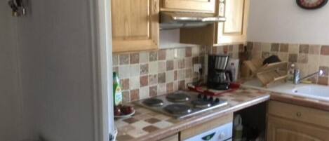 Fridge, oven, stovetop, coffee/tea maker