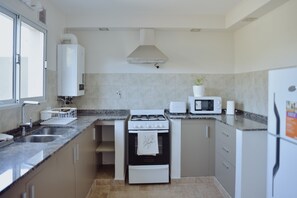 Deluxe Duplex | Private kitchen | Full-size fridge, microwave, oven, toaster - Draig House (Trevelin)