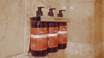 Departamento Deluxe | Baño | Secadora de cabello, bidet, toallas, jabón