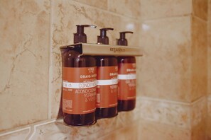 Deluxe Apartment | Bathroom | Hair dryer, bidet, towels, soap - Draig House (Trevelin)