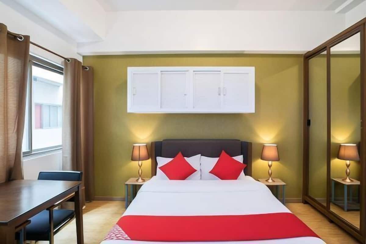 Laptop workspace, WiFi (free), bed sheets
