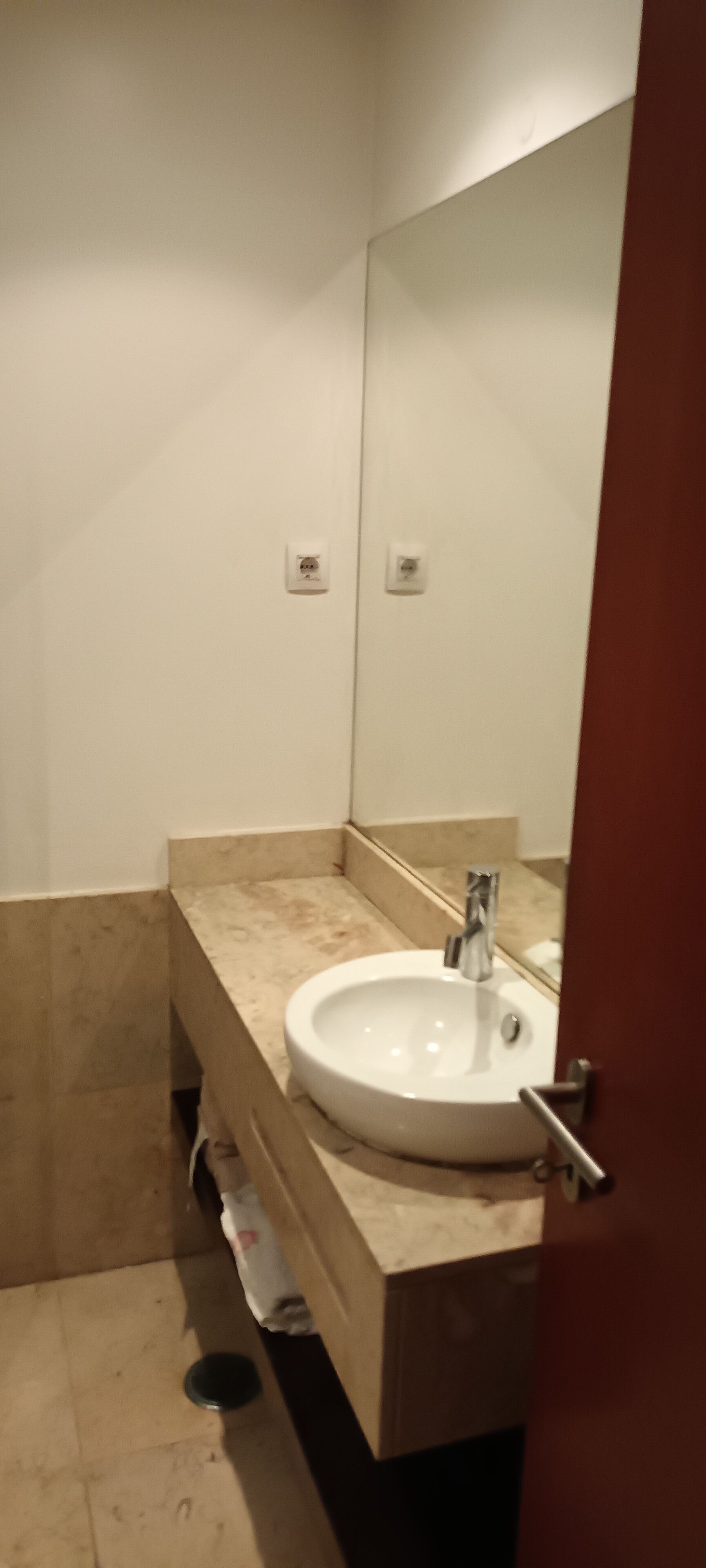 Bidet, serviettes fournies, papier toilette