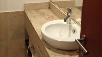 Bidet, serviettes fournies, papier toilette