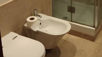 Een bidet, handdoeken, toiletpapier