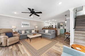 Smart TV, libros y estéreo