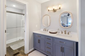 Douche, articles de toilette écologiques, serviettes fournies