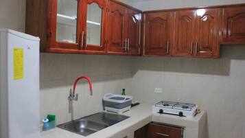 Réfrigérateur, batterie de cuisine, vaisselle et ustensiles