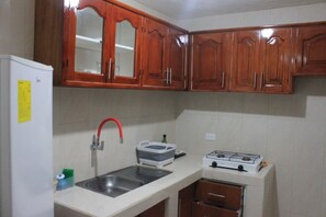 Kjøleskap og kjøkkenutstyr