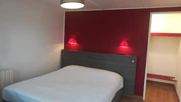 Standaard kamer, 1 queensize bed | Een bureau, een strijkplank/strijkijzer, reisbedje, gratis wifi