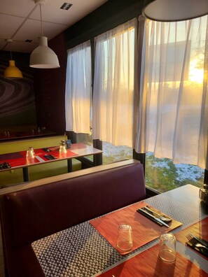 Restaurant - Kyriad Rouen Sud - Oissel (Saint-Etienne-du-Rouvray)