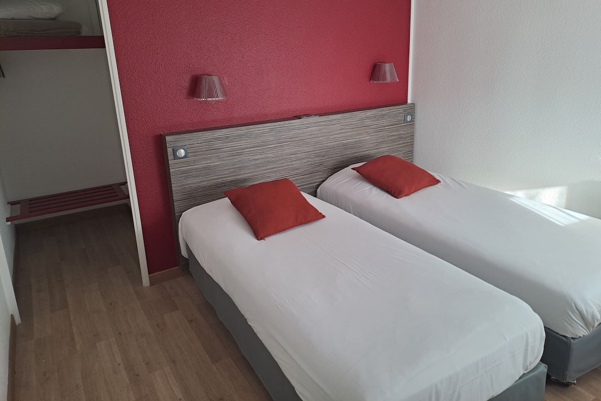 Standard Room, 2 Single Beds | Desk, iron/ironing board, travel cot, free WiFi