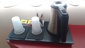 Escrivaninha, ferros/tábuas de passar roupa, berço de viagem