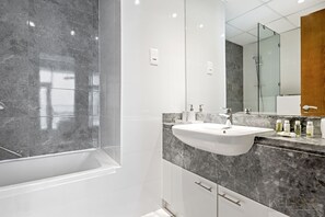 Departamento Confort | Baño | Tina, secadora de cabello, toallas, papel de baño 