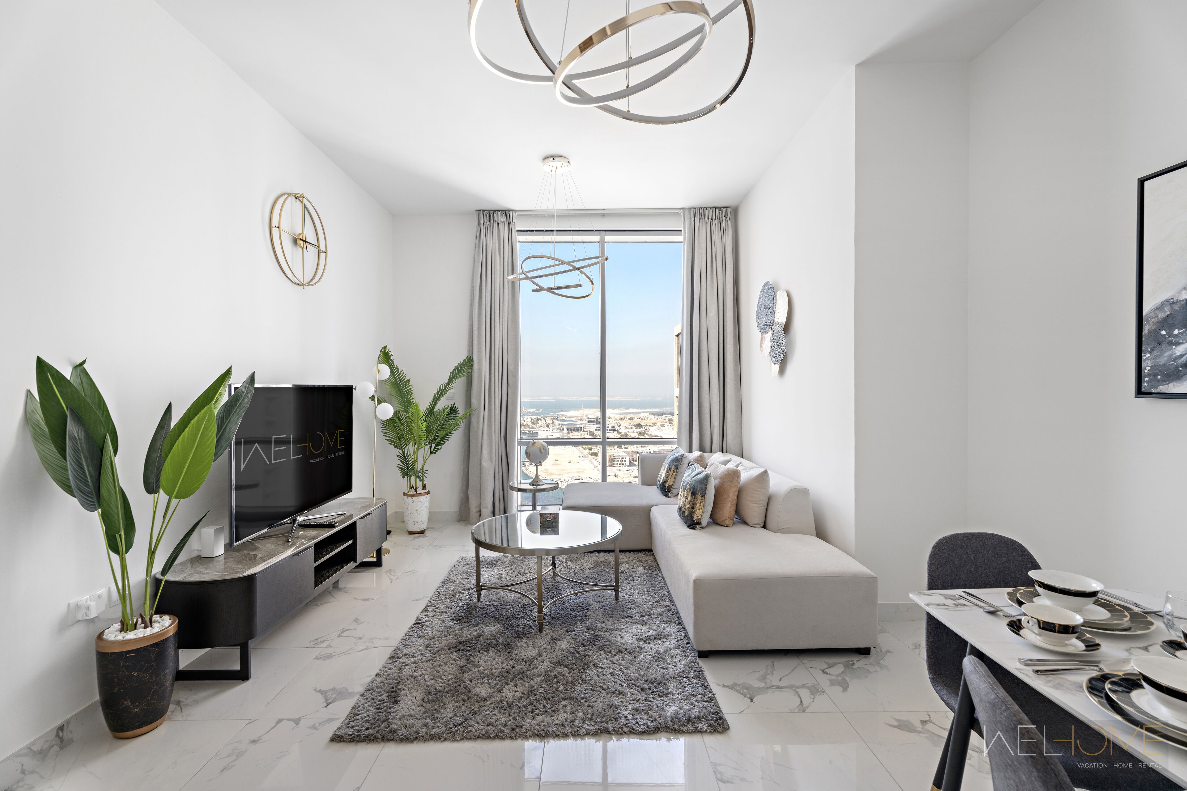 Comfort-Apartment | Wohnbereich | 60-Zoll-Smart-TV mit Kabelempfang, Netflix, Streaming-Dienste