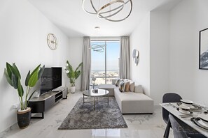 Leilighet – comfort | Oppholdsområde | En 60-tommers smart-TV med kabel-kanaler samt Netflix