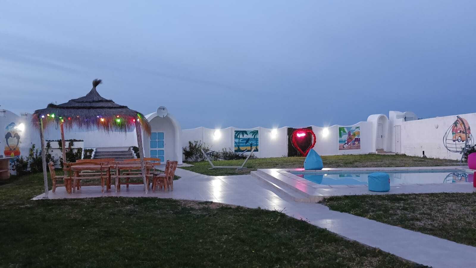 Una piscina al aire libre