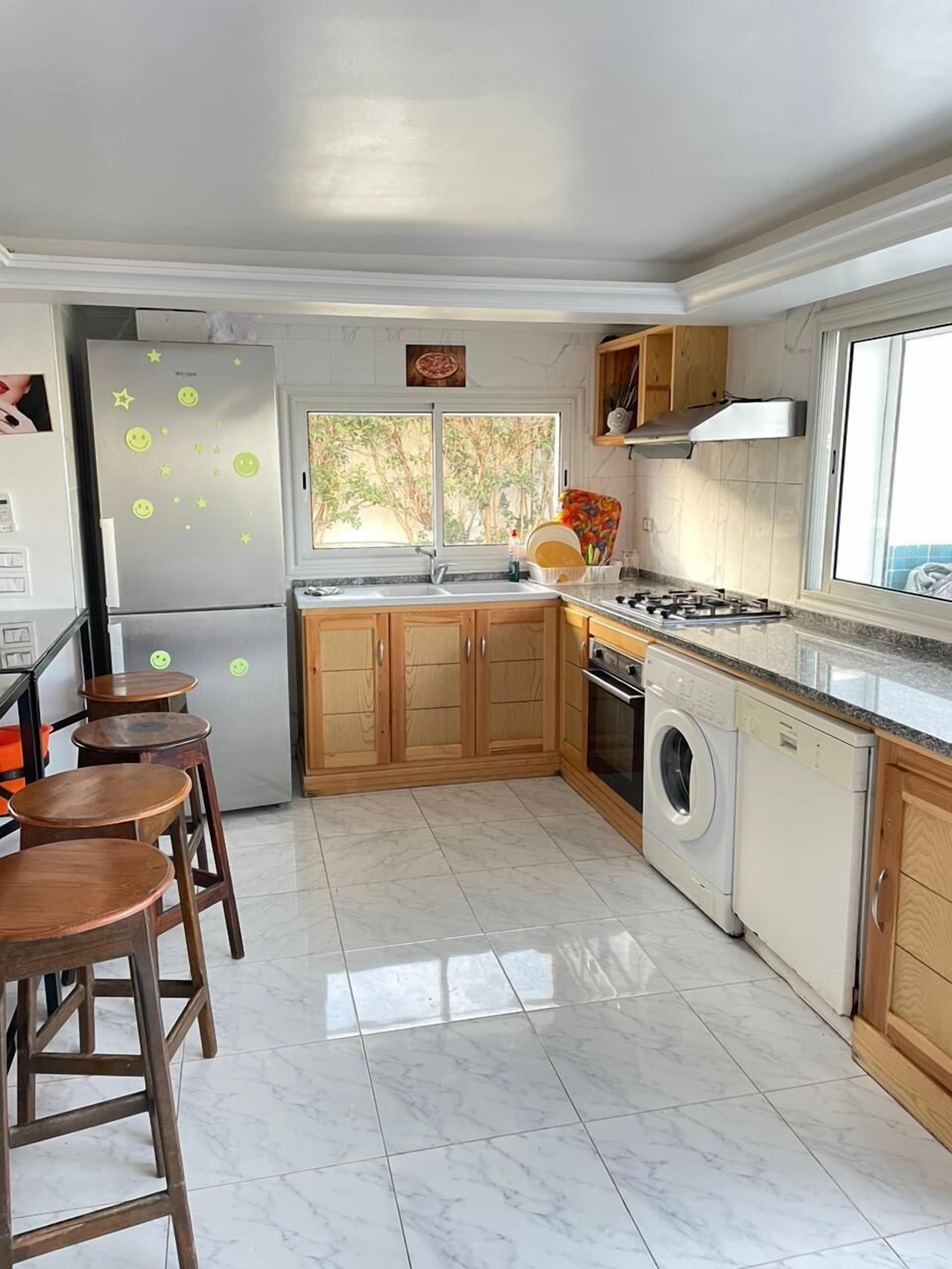 Refrigerador, horno, placa de cocina, utensilios de cocina