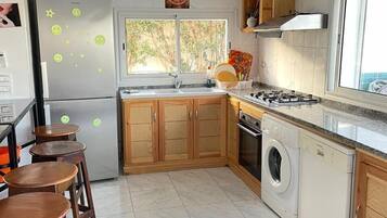 Tủ lạnh, lò nướng, bếp nấu, dụng cụ nấu nướng/bát dĩa/dao nĩa