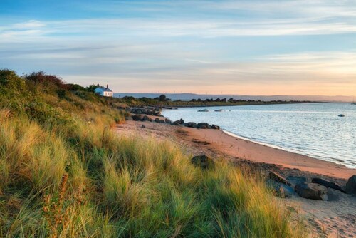 Stylish 2 bed, pet-friendly coastal retreat