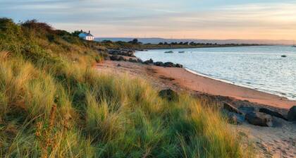 Stylish 2 bed, pet-friendly coastal retreat