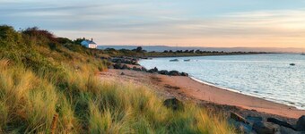 Stylish 2 bed, pet-friendly coastal retreat