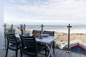 Outdoor dining - 2 Bed Beach House in a fantastic sea front setting (Westward Ho!)
