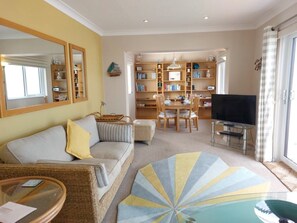 TV, DVD player, books - Broadwaters - 2 bed waterfront apartment in Instow (Instow)