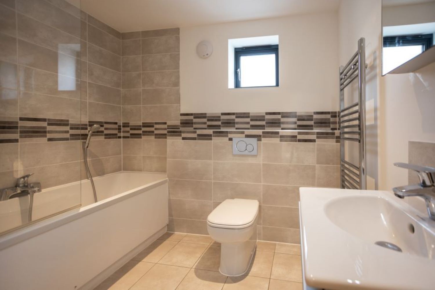 Une salle de bain avec une baignoire, des toilettes et un lavabo.