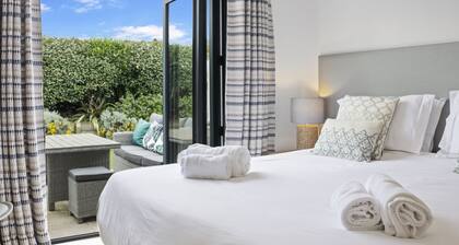 Attractive pet friendly beach house with hot tub