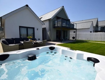 Beachlinks Hot Tub