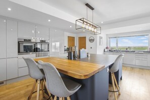 Refrigerador, microondas, lavavajillas y tostadora 