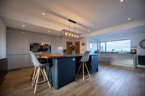 Kühlschrank, Mikrowelle, Geschirrspüler, Kochgeschirr/Geschirr/Besteck