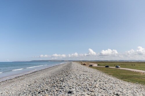 Luxury 4 bed beachside home with coastal views
