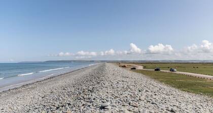 Luxury 4 bed beachside home with coastal views