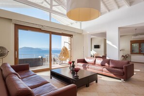 Familienvilla | Wohnbereich | 43-Zoll-Smart-TV mit Kabelempfang, Kamin, Netflix