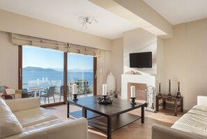 Familienvilla | Wohnbereich | 43-Zoll-Smart-TV mit Kabelempfang, Kamin, Netflix
