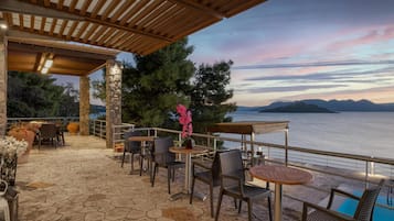 Biệt thự dành cho gia đình | Hiên